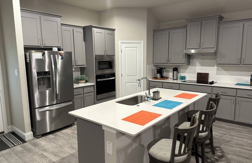 Midlothian Casa | 1 Level Almost Brand New 3-Bed in Midlothian. Secure/Safe Neighborhood!