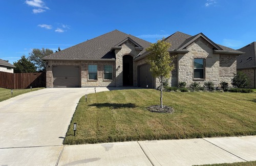 Midlothian Casa | 1 Level Almost Brand New 3-Bed in Midlothian. Secure/Safe Neighborhood!