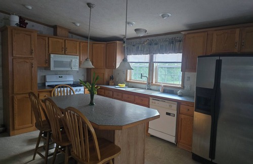 Castleton Casa | 1 Level easy access 3-BR Home in Historic Castleton close to travel destinations