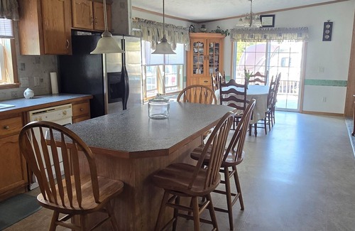 Castleton Casa | 1 Level easy access 3-BR Home in Historic Castleton close to travel destinations