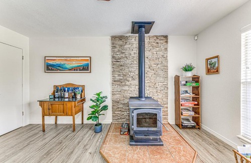 Alto Casa | 1 Mi to Alto Lake Mtn-View Home with Large Yard!