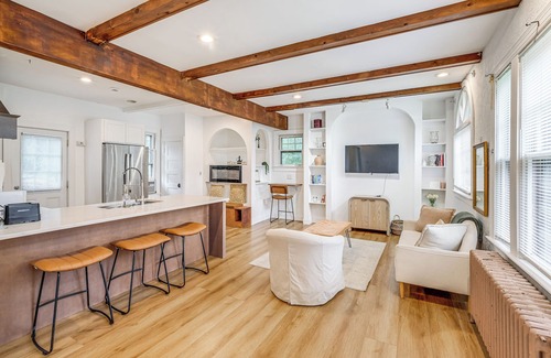 College Park Casa | 1 Mi to Arts District: Modern Hyattsville Hideaway
