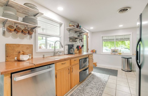 Glouster Casa | 1 Mi to Burr Oak Lake: Home w/ Deck & Patio!