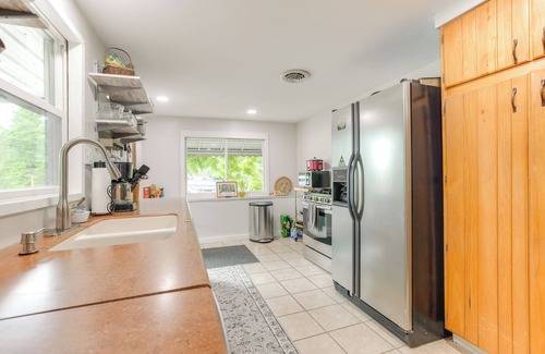 Glouster Casa | 1 Mi to Burr Oak Lake: Home w/ Deck & Patio!