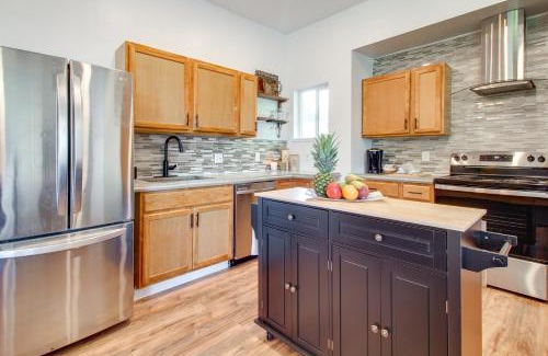 Coos Bay Apartamento | 1 Mi to Dtwn Coos Bay Sleek Apt with Deck and Views!