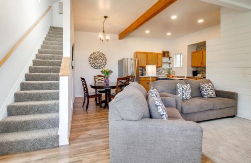 Coos Bay Apartamento | 1 Mi to Dtwn Coos Bay Sleek Apt with Deck and Views!