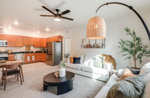 Flagstaff Apartamento | 1 Mi to Dtwn Flagstaff Condo with 2 Balconies!