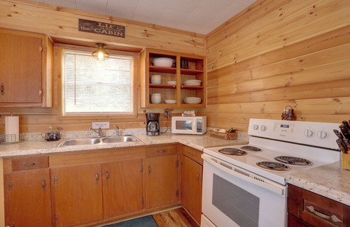 Greers Ferry Cabina | 1 Mi to Greers Ferry Lake: Cabin w/ Pool Access