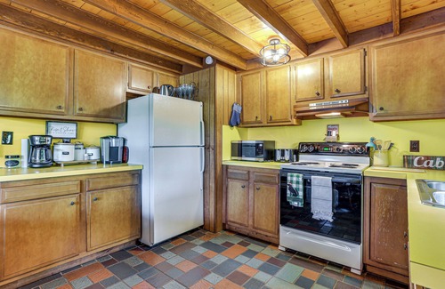 Greentown Cabina | < 1 Mi to Lake: Cabin w/ Hot Tub in Greentown!