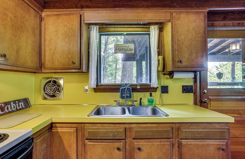 Greentown Cabina | < 1 Mi to Lake: Cabin w/ Hot Tub in Greentown!