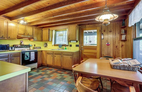 Greentown Cabina | < 1 Mi to Lake: Cabin w/ Hot Tub in Greentown!