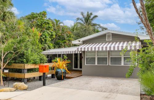 Parrot Cove Casa | 1 Mi to Lake Worth Beach Park Poolside Paradise!
