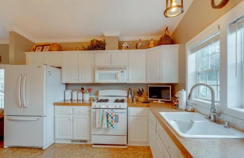 Mears Casa | 1 Mi to Silver Lake Sand Dunes Family Gem with Yard