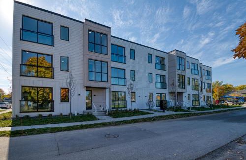 Traverse City Apartamento | 1 Mi to Ski Area Penthouse Condo in Traverse City