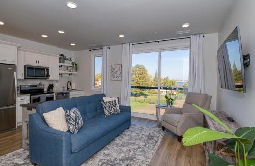 Traverse City Apartamento | 1 Mi to Ski Area Penthouse Condo in Traverse City