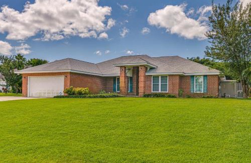 Gulf Breeze Casa | 1 Mi to Zoo Rustic Bungalow in Gulf Breeze!