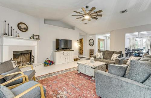Gulf Breeze Casa | 1 Mi to Zoo Rustic Bungalow in Gulf Breeze!
