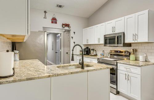 Gulf Breeze Casa | 1 Mi to Zoo Rustic Bungalow in Gulf Breeze!