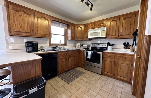 Bolivar Casa | 1 Mile Walk to SBU! Convenience and comfort meet!