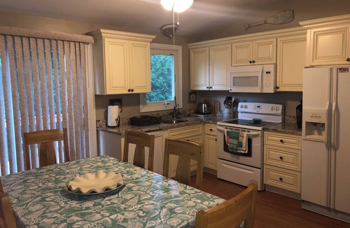 Narragansett Pier Casa | 1 Mile walk to the Beach! Summer Fun!