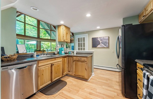 Tannersville Chalet De Esquí | 1 Min to Camelback! Creekside Firepit/BBQ
