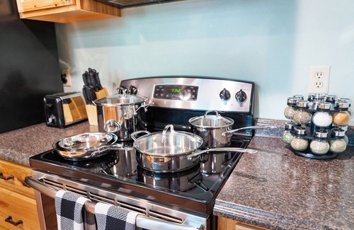 Tannersville Chalet De Esquí | 1 Min to Camelback! Creekside Firepit/BBQ