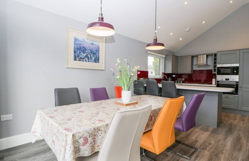 Morebath Cabaña | 1 OAK PARK, family friendly, with hot tub in Bampton, Devon