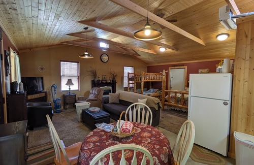 Hico Cabina | Fern Creek Cabins @ New River Gorge Agua blanca Senderismo Bañera de hidromasaje recientemente remodelada