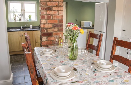 Pontesbury Cabaña | 1 ROYAL OAK COTTAGES, pet friendly, with open fire in Longden