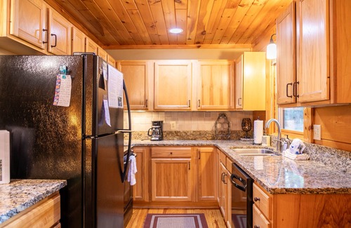 Vilas Cabina | 1 Sweet Seclusion -Peaceful cabin just outside of Boone with hot tub!