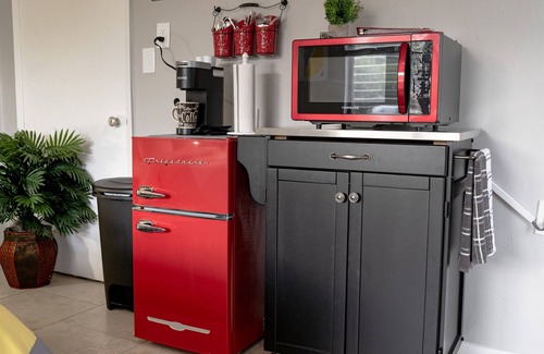 Poinsettia Heights Apartamento | #1 Tiny Studio, Newly Furnished, with Good Parking