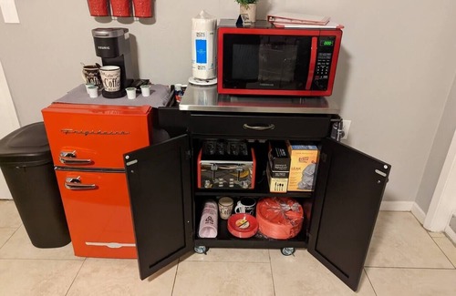 Poinsettia Heights Apartamento | #1 Tiny Studio, Newly Furnished, with Good Parking