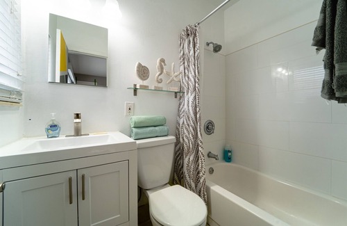 Poinsettia Heights Apartamento | #1 Tiny Studio, Newly Furnished, with Good Parking