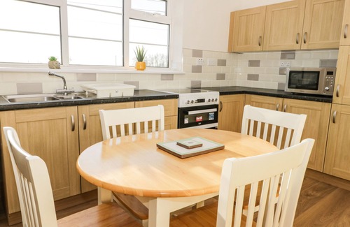 Arnold Cabaña | 1 WOODHOUSE COTTAGES, pet friendly, with a garden in Skirlaugh