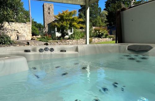 Ovingham Casa | 10 Bed Stunning House in village, with Hot Tub