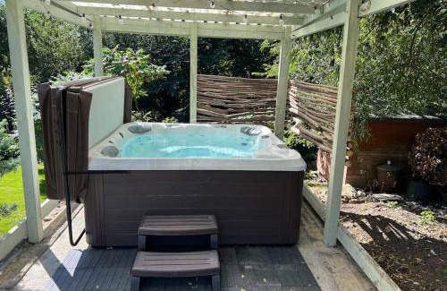 Ovingham Casa | 10 Bed Stunning House in village, with Hot Tub