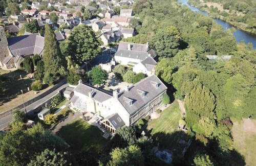 Ovingham Casa | 10 Bed Stunning House in village, with Hot Tub