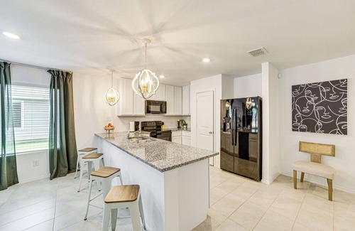 Dallas Casa | ~ 10 Mi to Dallas Hospitals: Stylish Home w/ Yard!