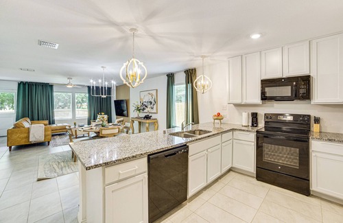 Dallas Casa | ~ 10 Mi to Dallas Hospitals: Stylish Home w/ Yard!