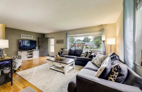 Finneytown Casa | 10 Mi to Dtwn Cincinnati Home with Patio and Yard!