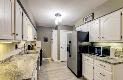 Finneytown Casa | 10 Mi to Dtwn Cincinnati Home with Patio and Yard!