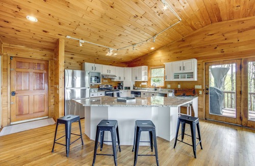 Balsam Casa | 10 Mi to Waynesville: Cabin w/ Hot Tub & Mtn Views
