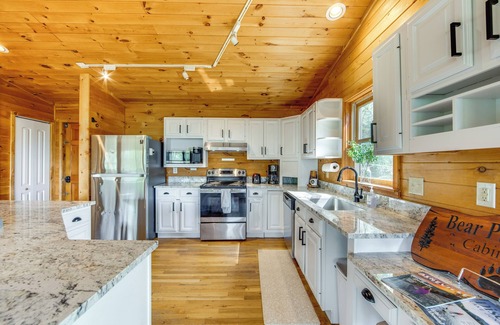 Balsam Casa | 10 Mi to Waynesville: Cabin w/ Hot Tub & Mtn Views