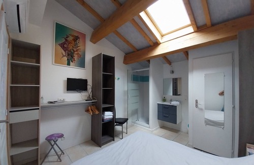 Medis Cama Y Desayuno | 10 min from the beaches! Guest room, wooded park, swimming pool and shared kitchen, WIFI