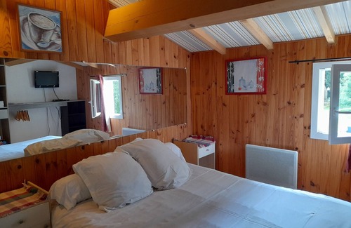 Medis Cama Y Desayuno | 10 min from the beaches! Guest room, wooded park, swimming pool and shared kitchen, WIFI
