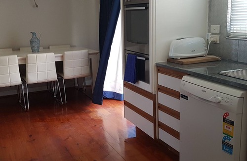 Clearview Casa | 10 min a CBD 1950s casa retro