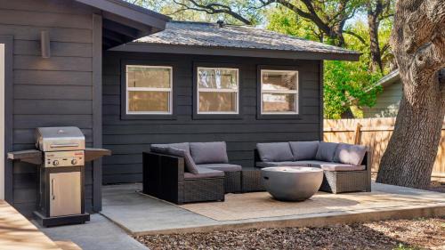 Walnut Forest Casa | 10 Min to Downtown - Modern 4BR Oasis - Yard Games