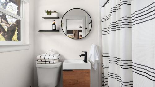 Walnut Forest Casa | 10 Min to Downtown - Modern 4BR Oasis - Yard Games