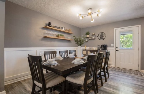 Jeffersonville - Clarksville Casa | 10 Min to Louisville, Huge Hot Tub, Awesome Backyard