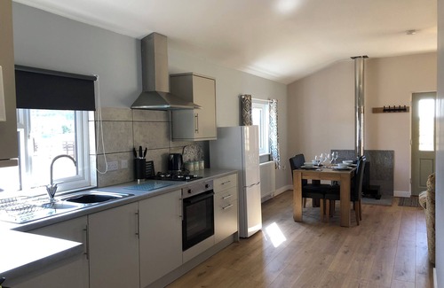 Bury St Edmunds Cabina | 10 Mins to Bury St Edmunds, Lovely Adults-only Lodge on Kings Forest, West Stow